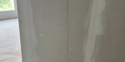 Claim photo: vertical crack in the living-room partition wall